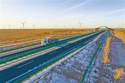 二（连浩特）赛（汉塔拉）高速公路。　