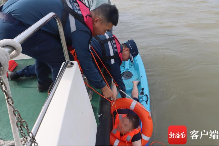 海口海警成功救助1名乘皮划艇出海游玩人员