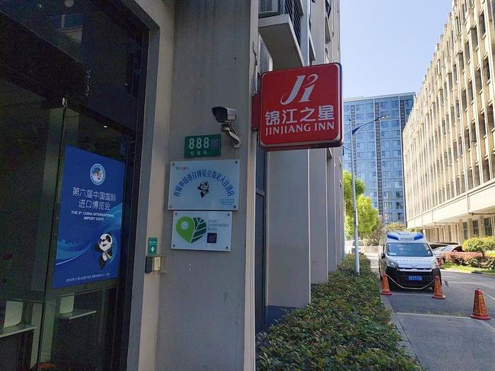 酒店入口展示HSB标识，引导更多消费者参与可持续旅宿