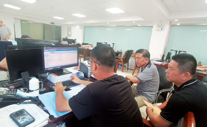 乌鲁木齐市房屋专项维修资金管理中心业务人员指导物业服务企业线上申请使用维修资金。