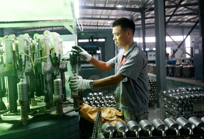 图为致远制冷工人进行火焰焊操作。杨琳琳摄