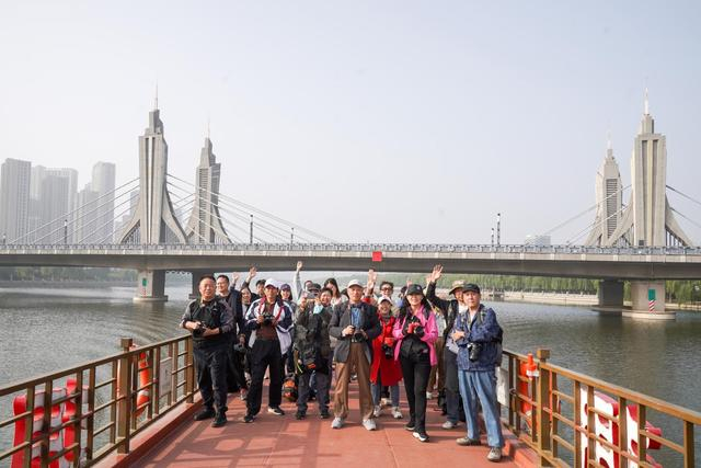 泛舟水上体验大运河两岸风光（郭建华摄）