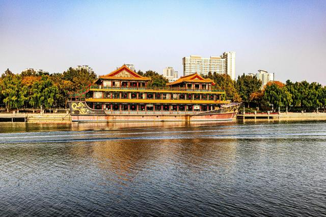 深秋的大运河畔层林尽染（孟繁博摄）