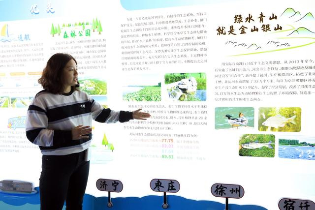 讲解员认真讲解北运河的文化历史变迁（凌福平摄）