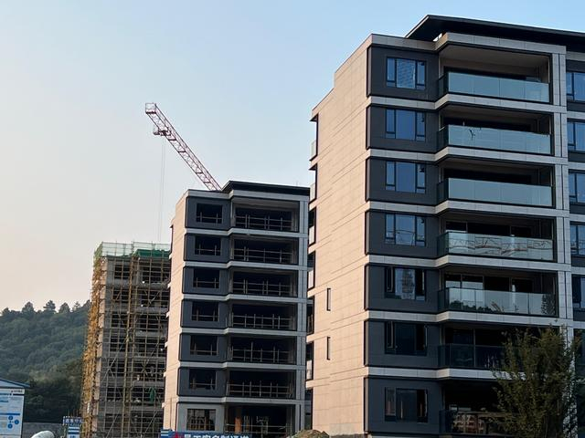 （正在紧锣密鼓施工的长沙万科森林公园楼盘 郭志强拍摄）