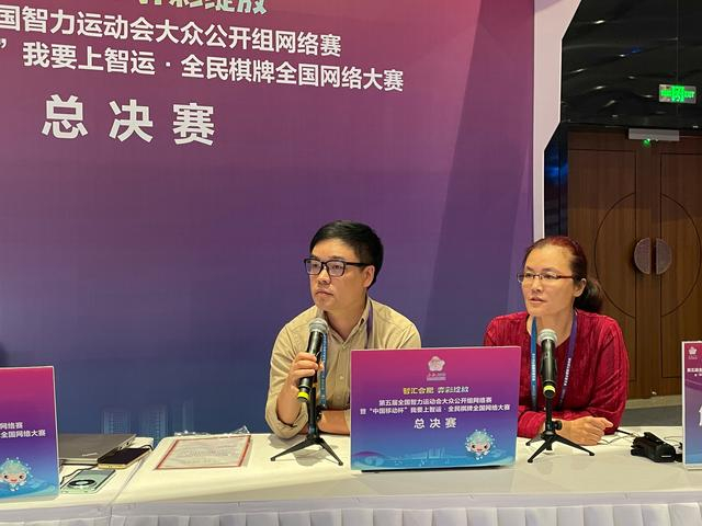 戴长胜（左）解说掼蛋比赛。 新京报记者 孙海光 摄