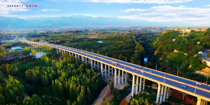 车水马龙好热闹；人来人往如热潮。