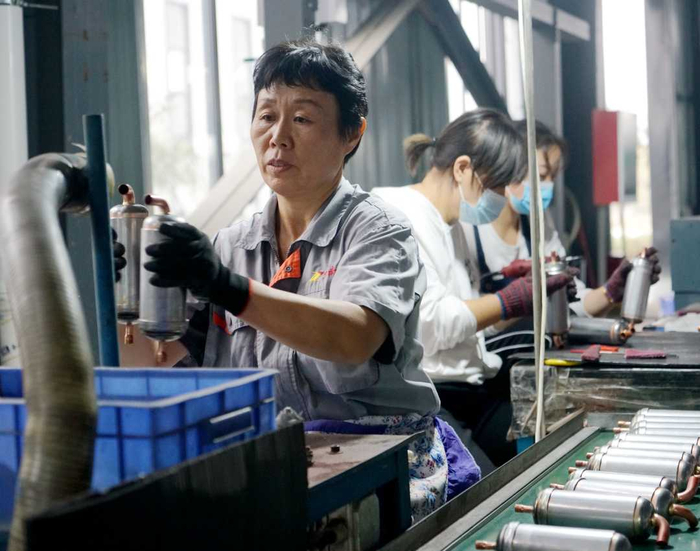图为致远制冷设备工人正在进吹气检测线上工作。杨琳琳摄