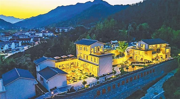 10月16日，夜幕下的洋县八里关镇文旅康养项目。 记者 穆骋摄