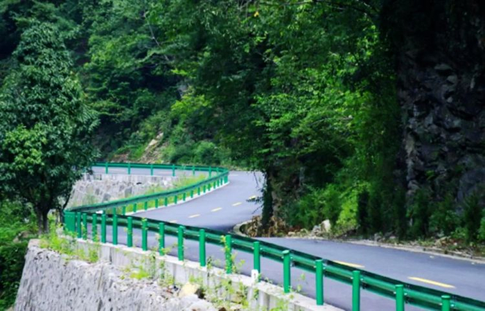 车在路上行；人在画中游。