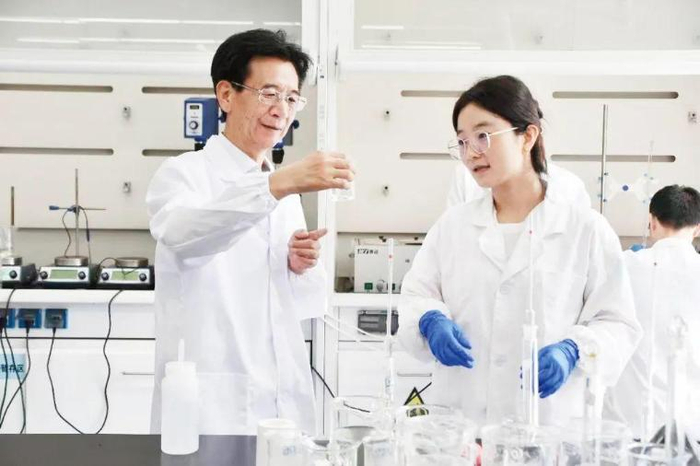 图为尚建选（左一）在国家能源煤炭分质清洁转化重点实验室进行实验指导