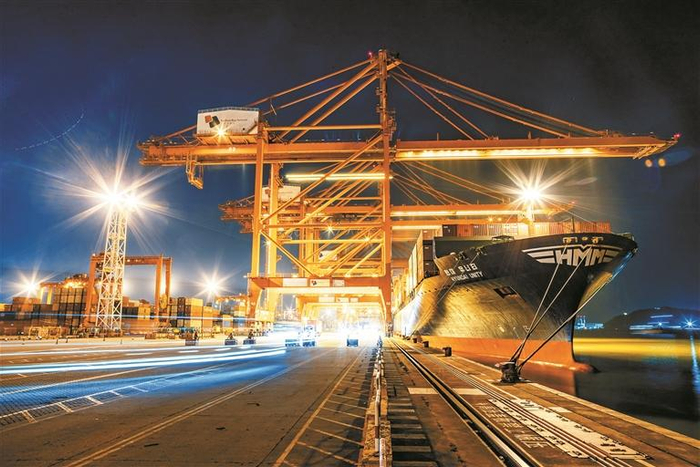 ▲11月1日，由韩新海运（HMM）运营的远东-印度-地中海（FIM）航线开始挂靠大铲湾码头。   受访单位供图