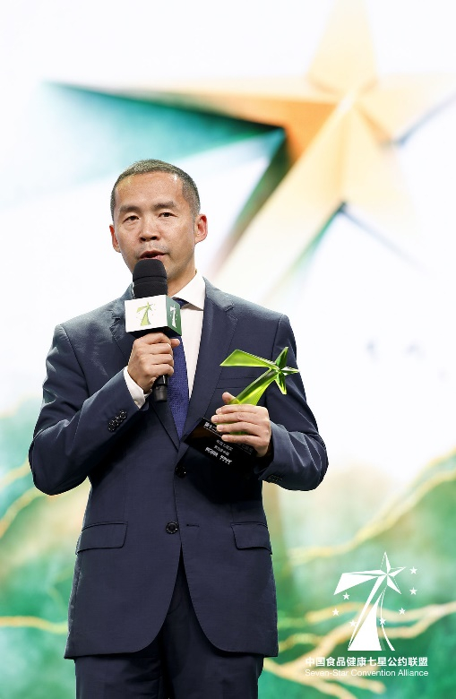 费列罗杭州工厂总经理杨练军上台领奖