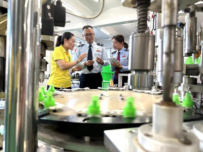 泉州南安税务部门走访服务福建省金鹿日化股份有限公司。受访者供图