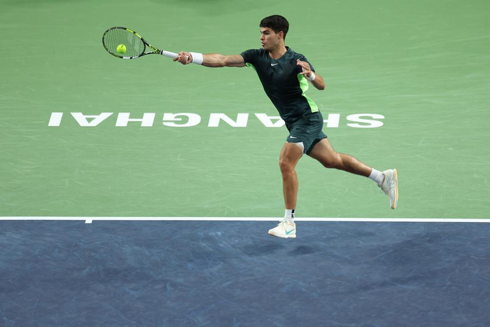     2023年上海劳力士大师赛上，劳力士代言人卡洛斯·阿尔卡拉斯正手击球