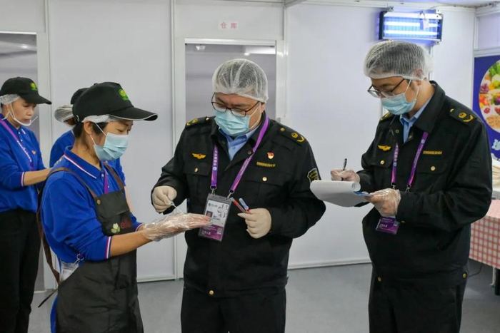 上海市市场监管局执法总队正在进行手部洁净度检测.