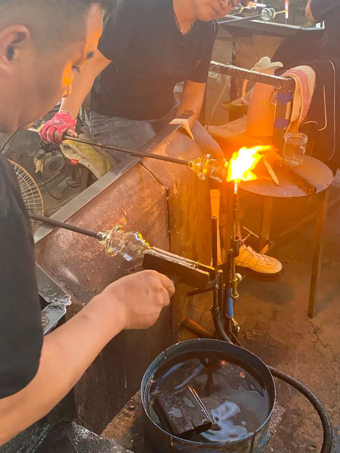 玻璃工人正在烧制玻璃/图源：盐财经记者 摄