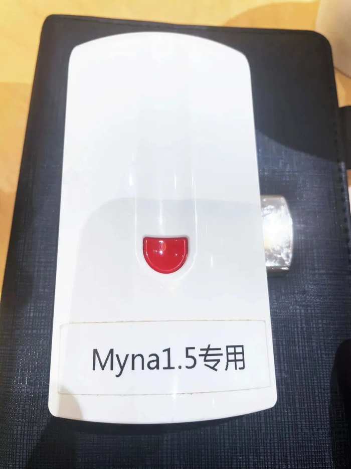 程控器大小像一个遥控器，用来连接手机和身体里的机器。（受访者供图）