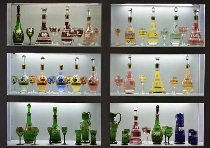 山西省晋中市祁县某玻璃加工厂内工人们通过传统工艺制作玻璃杯销往国内外/图源：视觉中国