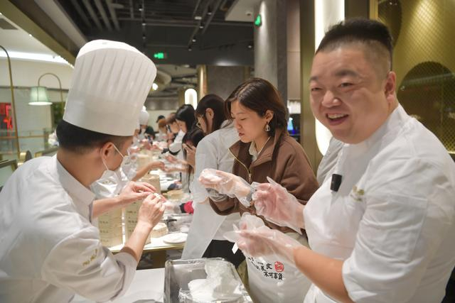 消费者和陶陶居的师傅学做虾饺。新京报记者 李木易 摄