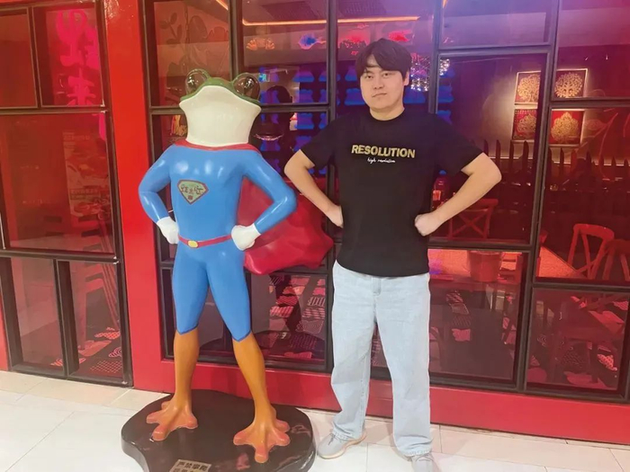 安装机器后的吴晓天。（受访者供图）