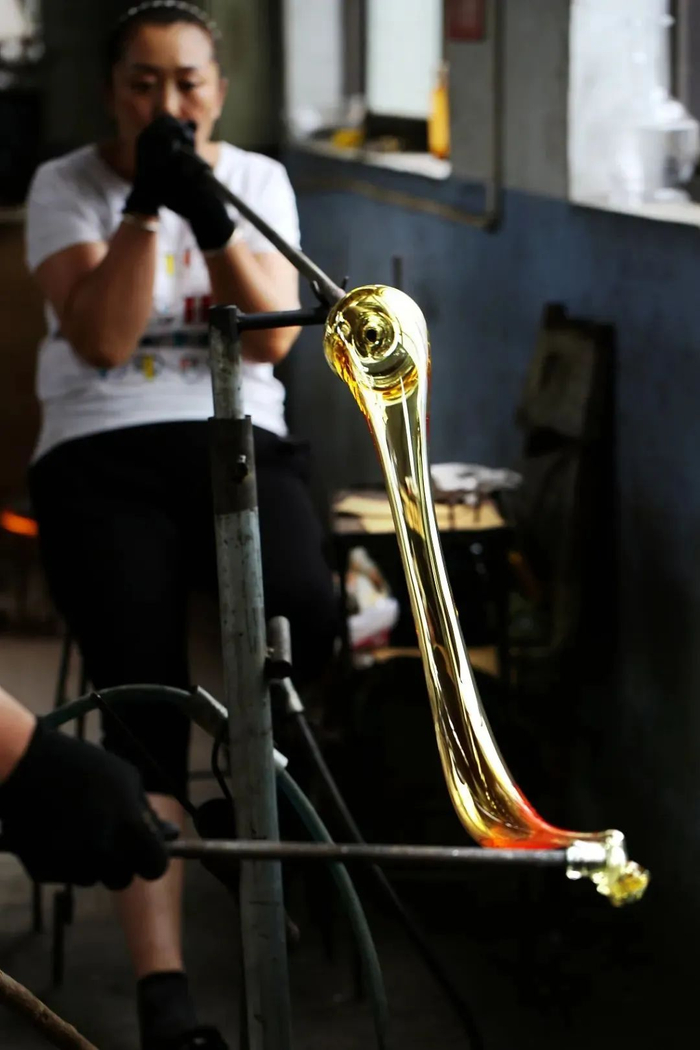 山西祁县红海玻璃工业园玻璃制作过程/图源：视觉中国