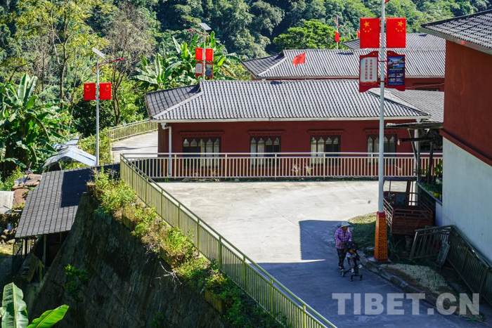 图为巴登村鳞次栉比的房屋,干净整洁的道路,村中老人正推着小孩子散步