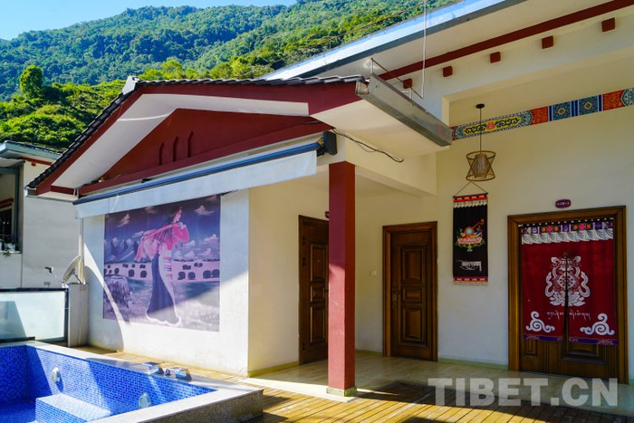 图为巴登村在驻村工作队帮助下所打造的"门巴小院"民宿摄影:赵振宇