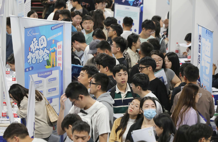 2023年10月16日，“千校万岗”2024届首场线下招聘会在上海举行。新华社记者刘颖 摄