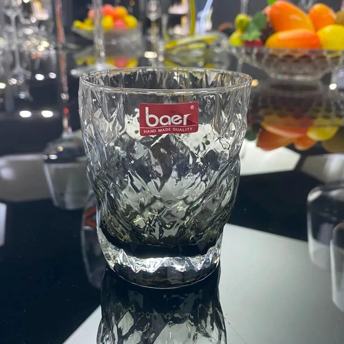 山西东玉玻璃股份有限公司产出的“人体工学杯”/图源：盐财经记者 摄