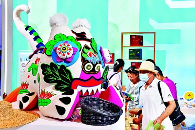 在山东济南举行的第四届中国国际文化旅游博览会、第二届中华传统工艺大会上，传统非遗和文创产品吸引游客参观。 新华社发
