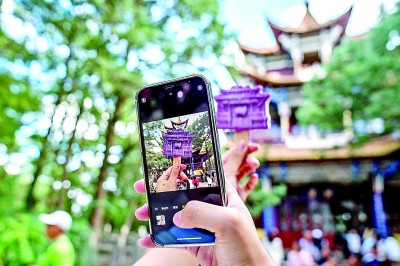 游客在云南省昆明市金殿风景名胜区拍摄文创雪糕。 新华社发