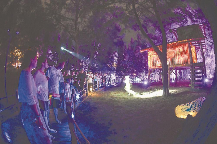 近日，游客在平潭打卡“星球唤想·蓝眼泪”沉浸式光影交互夜游。本报通讯员 江信恒 摄