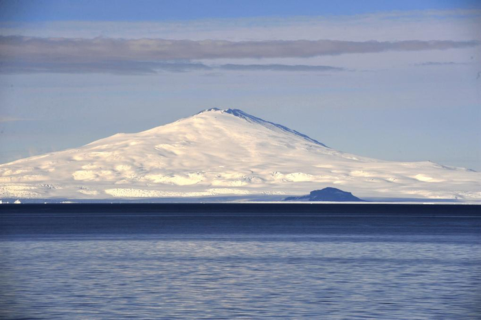 　　罗斯海沿岸的火山。新华社记者 张建松 摄