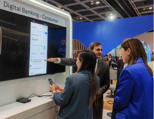 图为花旗银行工作人员正在介绍业务。