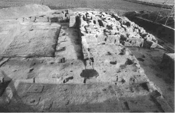 龙湾遗址群中的放鹰台1号楚宫基址图（图15-2）。图片来自《楚国兴亡史》。