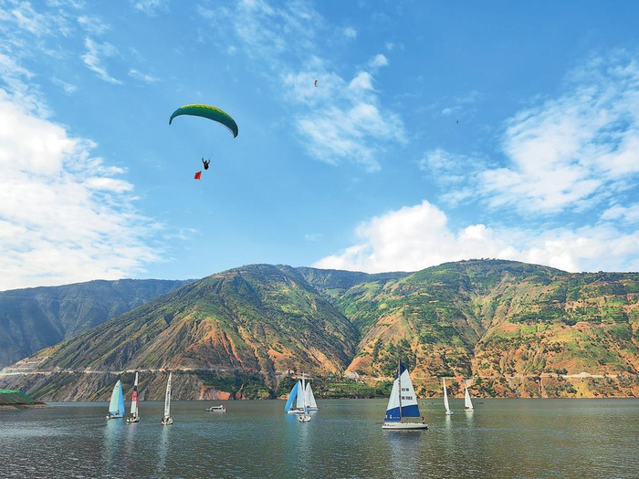 蒙姑滑翔伞项目基地正在进行滑翔伞表演。 记者 沈迅 摄