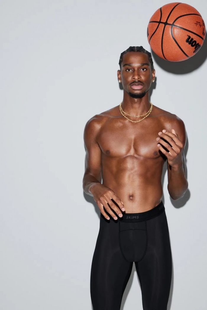 亚历山大为SKIMS拍摄的宣传照  图源：@SKIMS