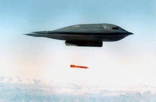 资料图片：一架B-2“幽灵”轰炸机释放一枚B61-11核弹（法新社）