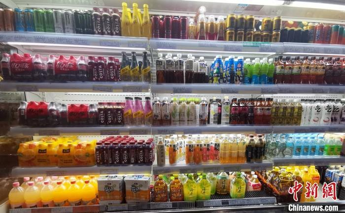 某超市的饮料区。 中新网记者 谢艺观 摄