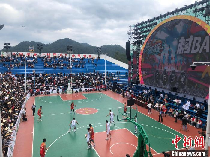 图为台盘村队与外地球队打友谊赛。中新网记者张伟 摄