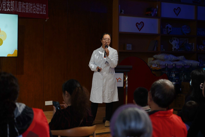 华西心理卫生中心专家司徒明镜医生为社区居民科普