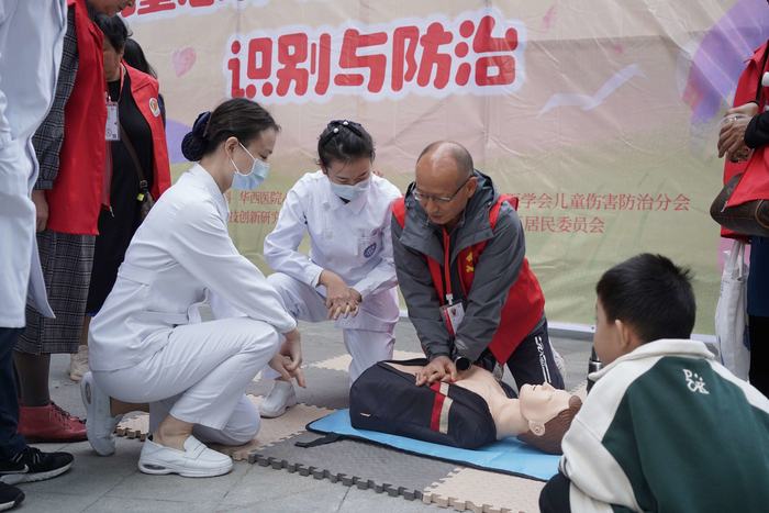 社区志愿者学习在华西医护老师指导下学习心肺复苏