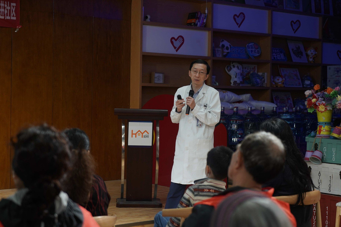 四川大学华西医院儿外泌尿专家黄一东医生为社区居民科普