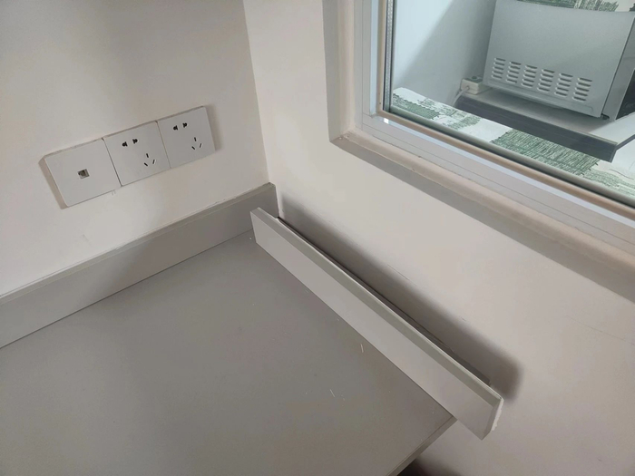 书桌拼接板脱落，图片由郑先生提供