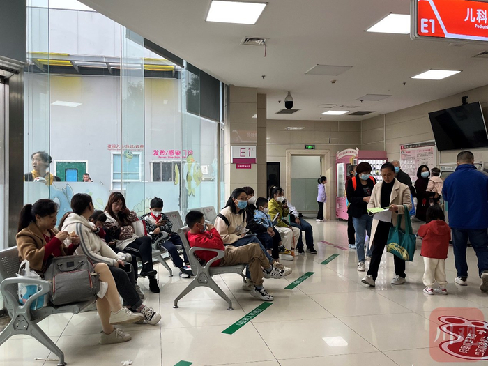 成都市妇女儿童中心医院儿科候诊区。魏冯 摄