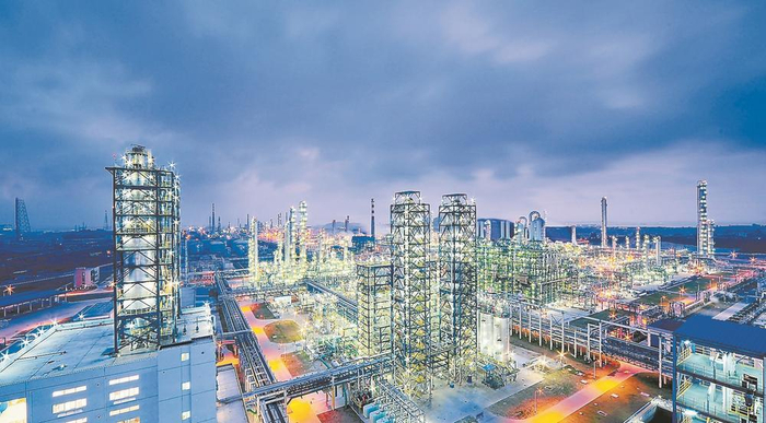 位于泉州市泉港区的福建联合石化厂区夜景图（泉港区委宣传部供图）