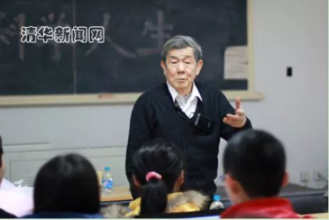 温诗铸为师生做报告，图片来源于清华新闻网