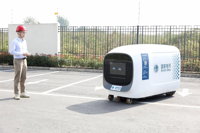 新能源汽车移动充电机器人.新华网发