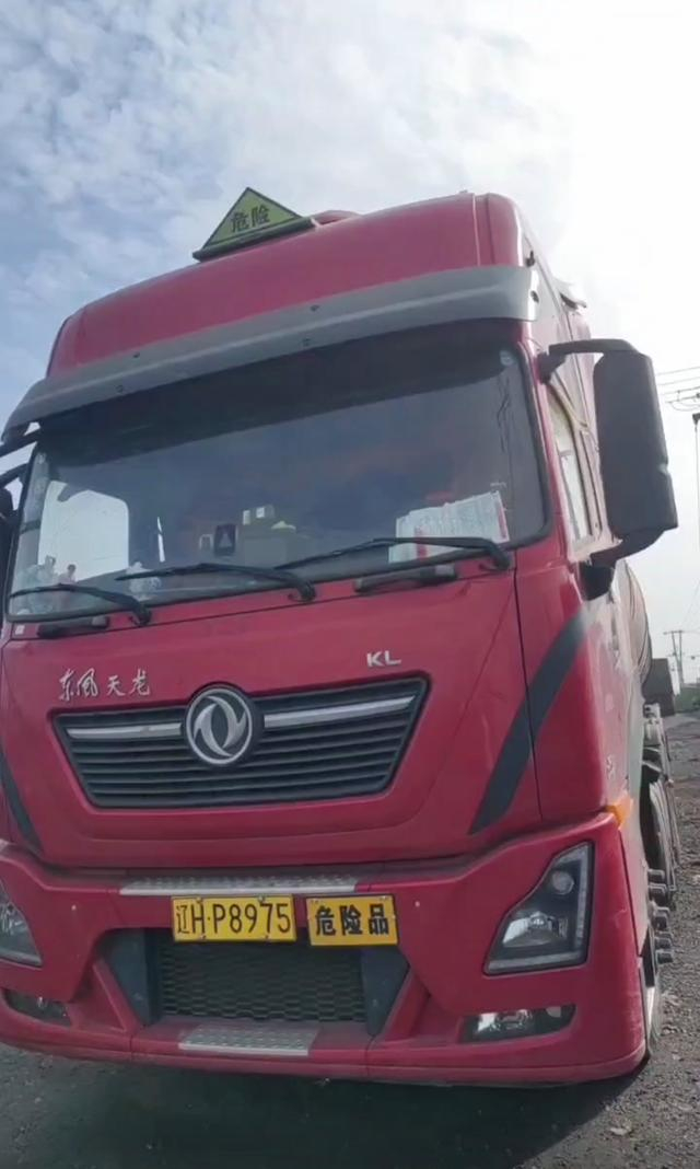 事发时白莉波驾驶的危化品运输槽罐车。  受访者供图